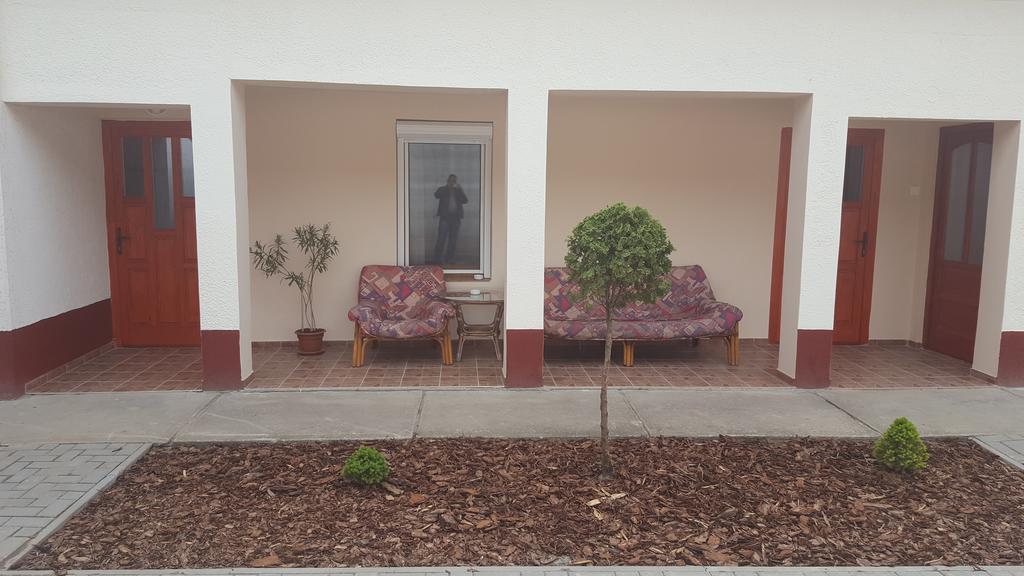 M&M Apartman Tiszafured Exterior photo